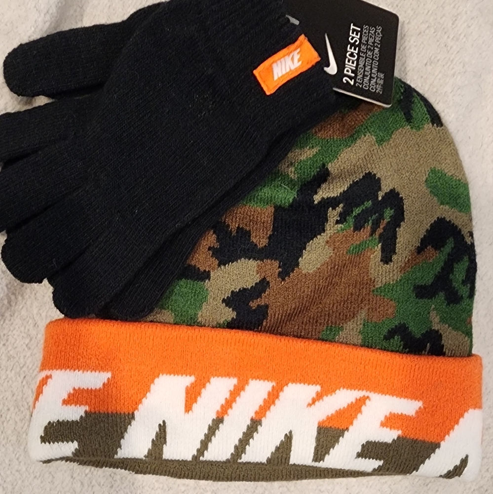 Nike Kids Beanie And Gloves NWT. Winter Weather And Great Gift